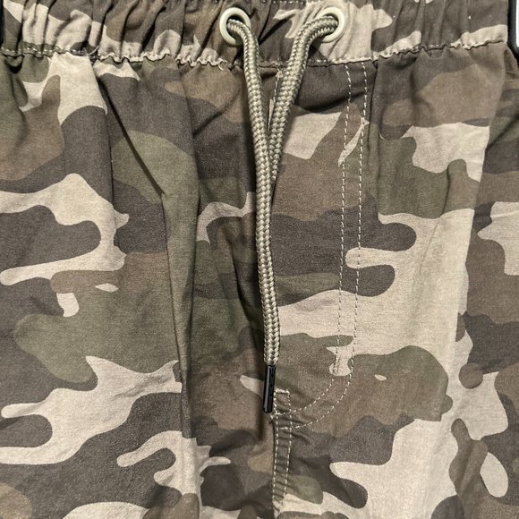 UNIVIBE OLIVE CAMO PANTS BEST OFFER EXCEPTED - Picture 3 of 9